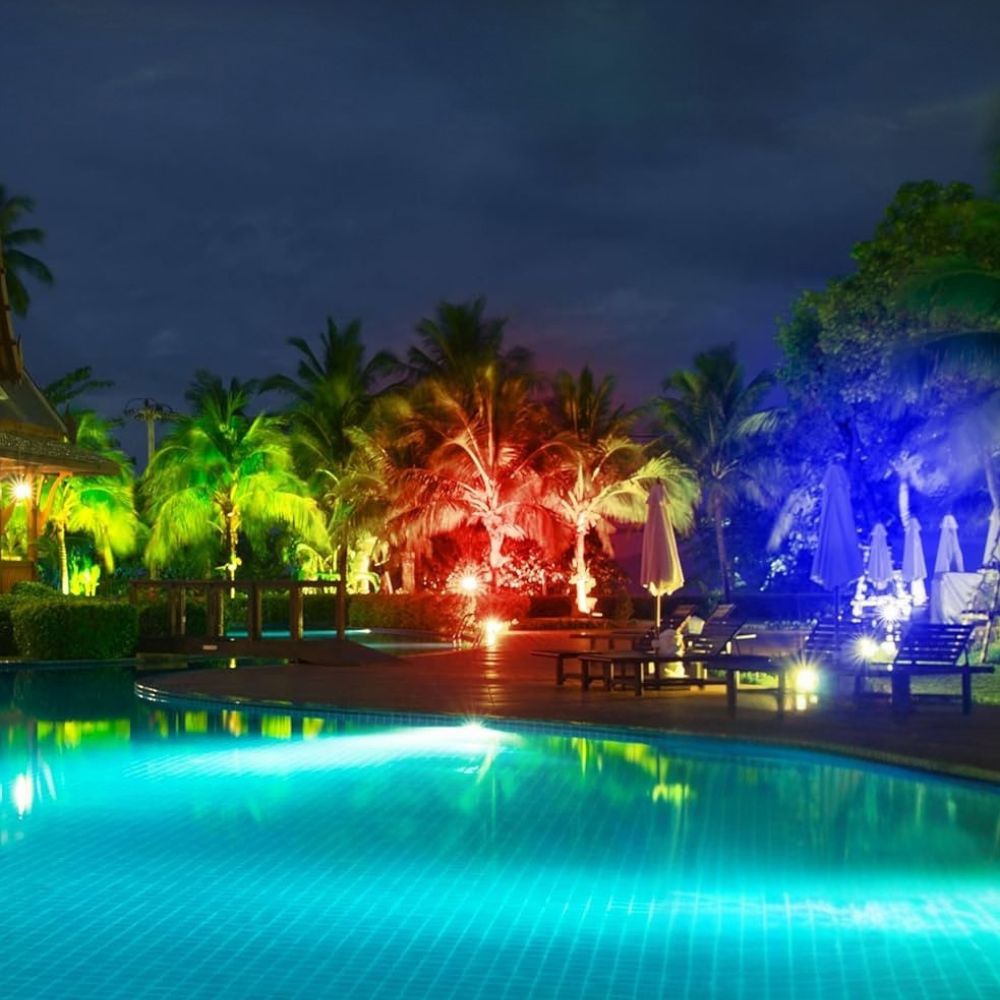 Eclairage exterieur projecteur RVB pour piscine